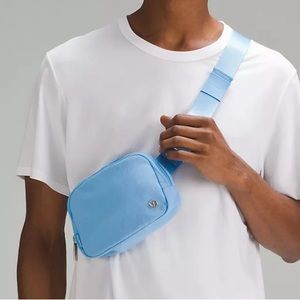 NWT Everywhere Belt Bag 1L in aero blue
